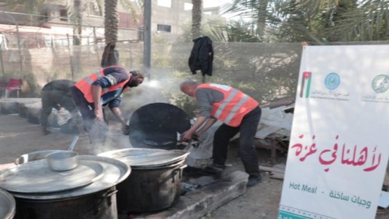 تجارتا الأردن وعمان توزعان وجبات إفطار بقطاع غزة
